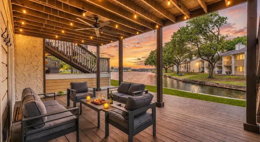 Lakefront Retreat Swim, Park Boat & Paddleboard - Image 1