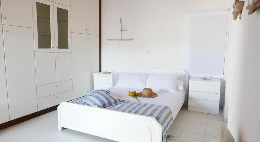 Stella's Home in Koronos - Image 1