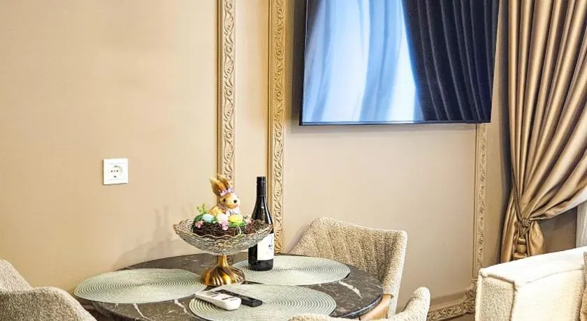 Maison de Luxe - Image 1