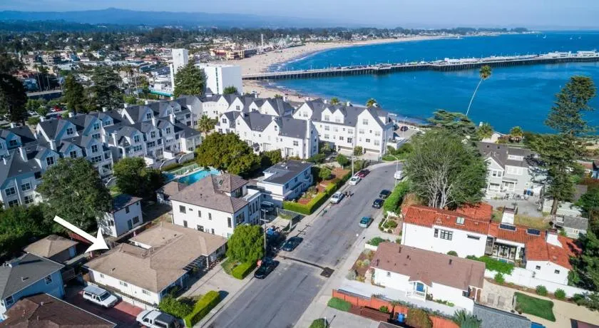 Cowell's Beach Retreat - steps to beach, restaurants, wharf, Boardwalk, shops, fast wifi, surf-in surf-out - Image 1