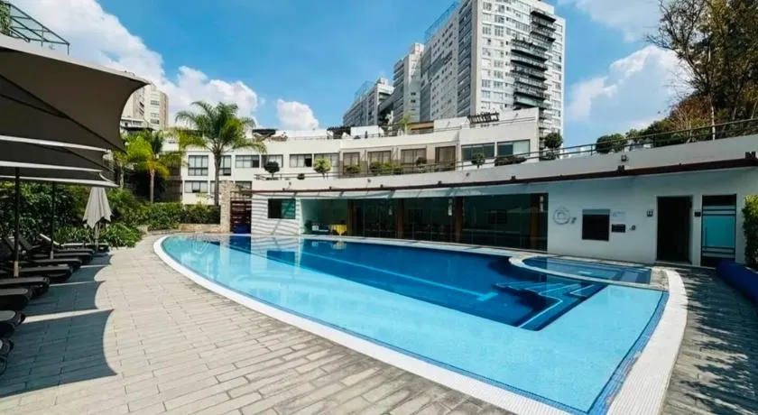 Amazing pool in the middle of the city - Image 1