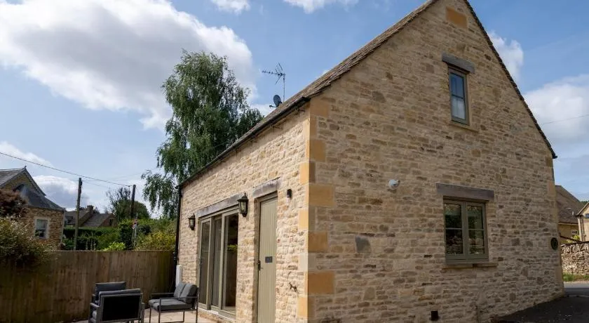 Crooked Cottage in picturesque Upper Oddington Pass The Keys - Image 1