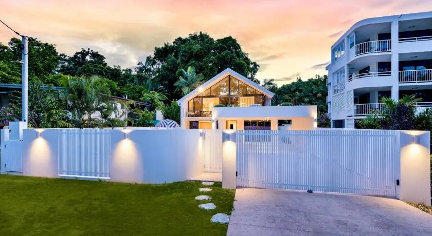Clifton by the sea, Cairns - Image 1