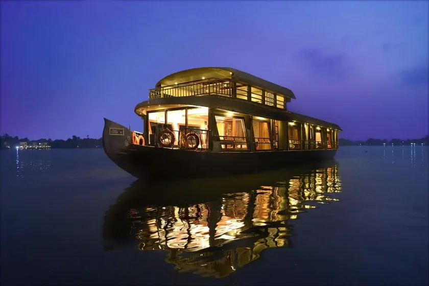 Royal Houseboats - Image 1