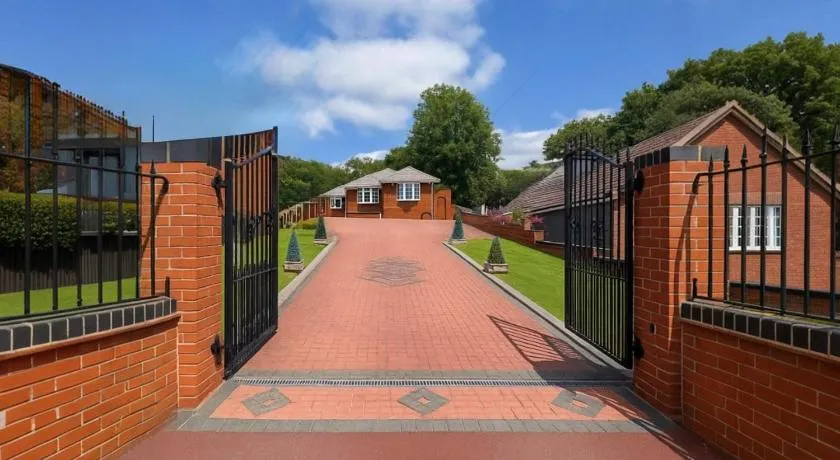 Luxury 5-bed Bungalow, Hot Tub, Games & Gated Parking - Image 1