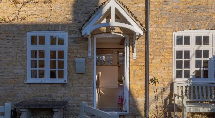 Jasmine Cottage - 2 Bedroom in Heart of Bourton! - Image 1