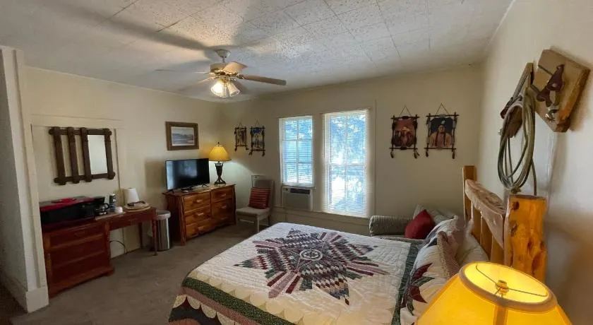 Carriage Inn - Utopia Suite 4 - Image 1