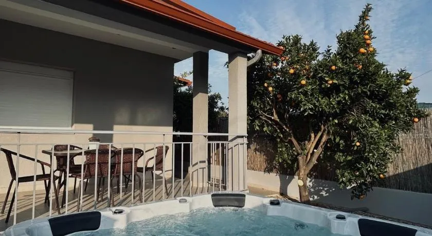 Zouf House Luxury Stay with Jacuzzi - Image 1