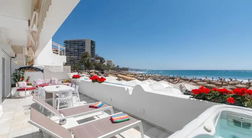 Appartement \"Deluxe On The Beach\" avec vue sur la mer, Wi-Fi et climatisation - Image 1