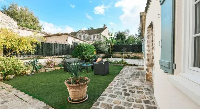 Instant Fleury, studio cosy avec jardin secret - Image 1