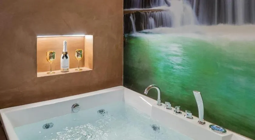 Luxury Suite - Image 1