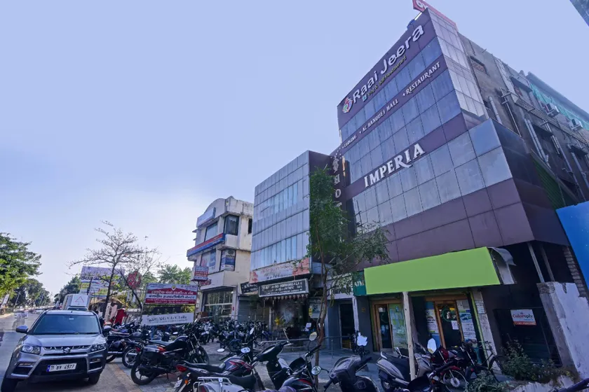 Hotel Imperia By OYO Rooms - Image 1