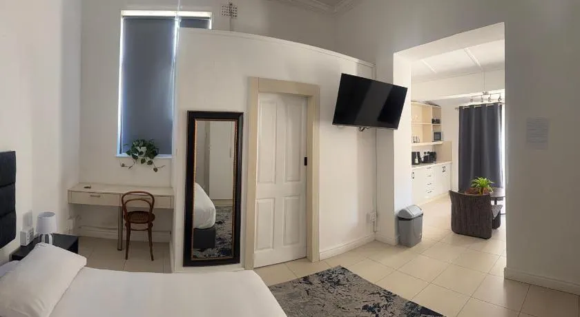 Sea Point 1-Bedroom Apartment- Walk to Beach & Promenade - Image 1