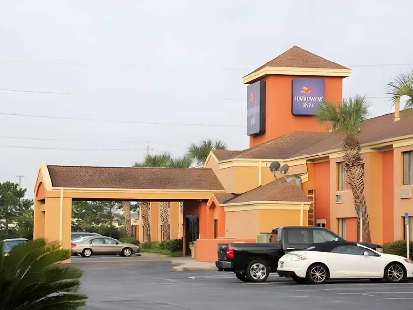 Hathaway Inn - Image 1