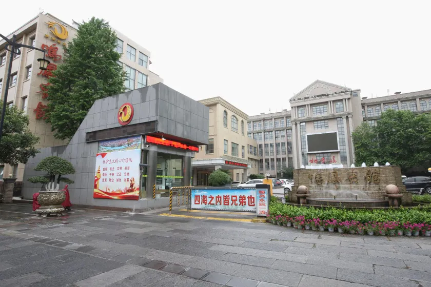 Mingfeng Hotel - Image 1