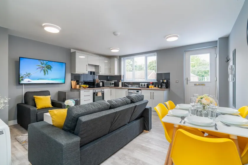 Elegant Flat Near Stonehenge, Amesbury Town Centre Smart TVs Netflix FREE PARKING - Image 1