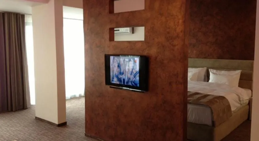 CITY HOTEL & LOUNGE - Image 1