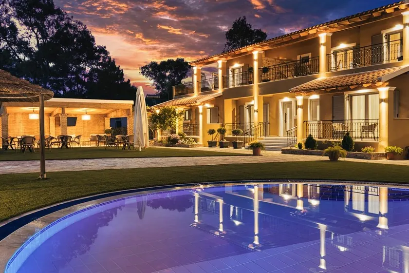 Comissa Luxury Suites, Deluxe 2 - Image 1