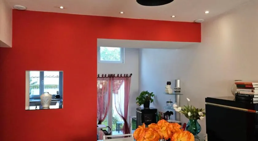 Modern duplex with garden - Image 1