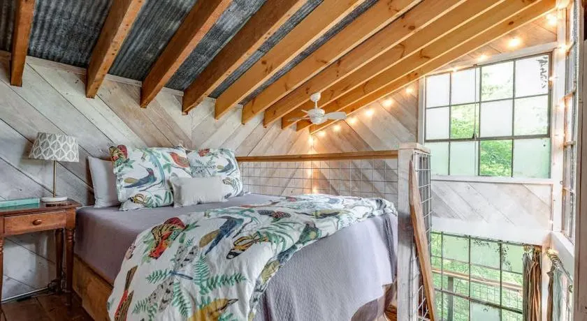 Treetop Hideaways: Luna Loft Treehouse - Image 1