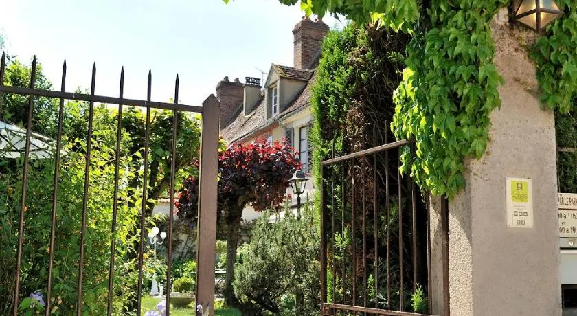 LOGIS - Hôtel Restaurant Les Tilleuls - Image 1