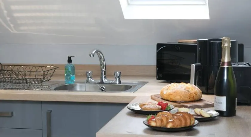 Modern en-suite room in country PubRestaurant 1 with communal kitchen - Pass the Keys - Image 1