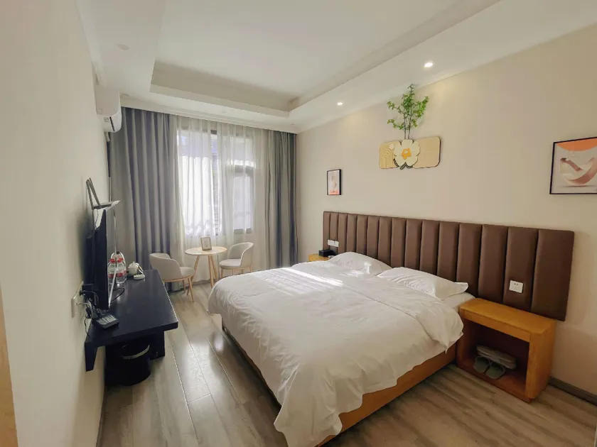 Chunxi Holiday Hotel - Image 1