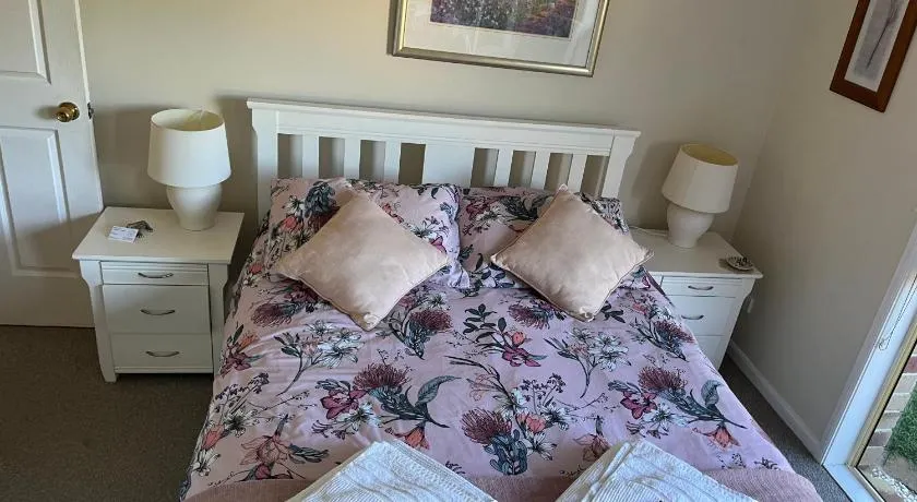 Robyn's Nest - Bed and Breakfast - Image 1