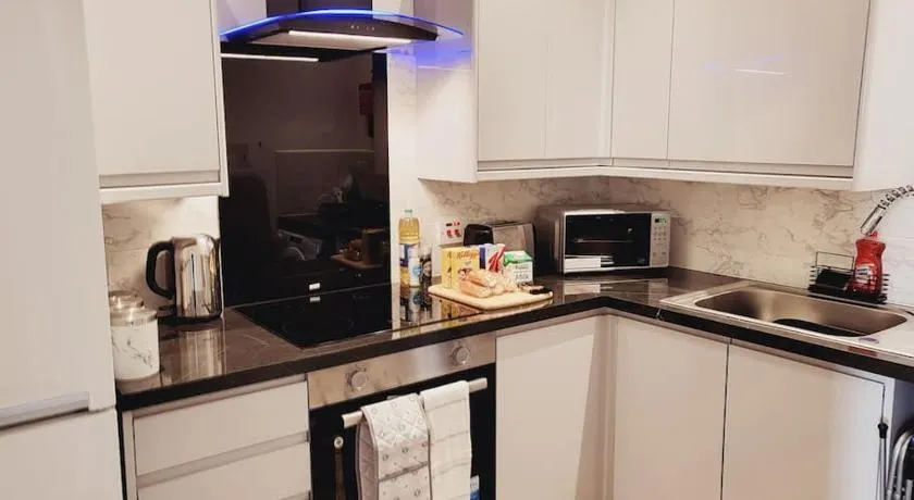 High Street, 2 bed, newly refurb - Image 1