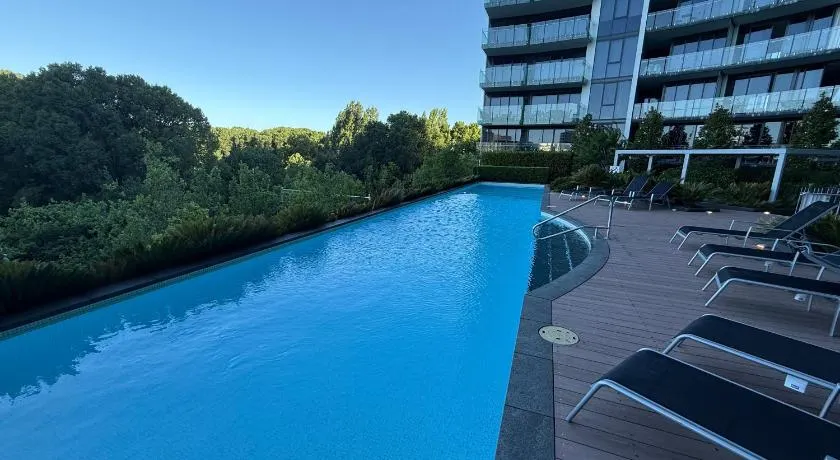 Manhattan Luxe Views L14 Pool Spa Gym 1BR 1 Bath 1 Secure Parking Central City - Image 1