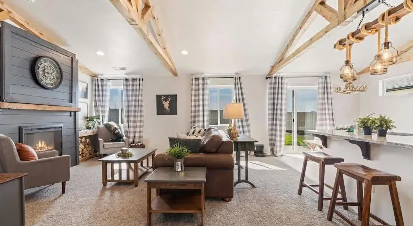 Modern Cabin Vibes, Vaulted ceilings, Sleeps 8! - Image 1