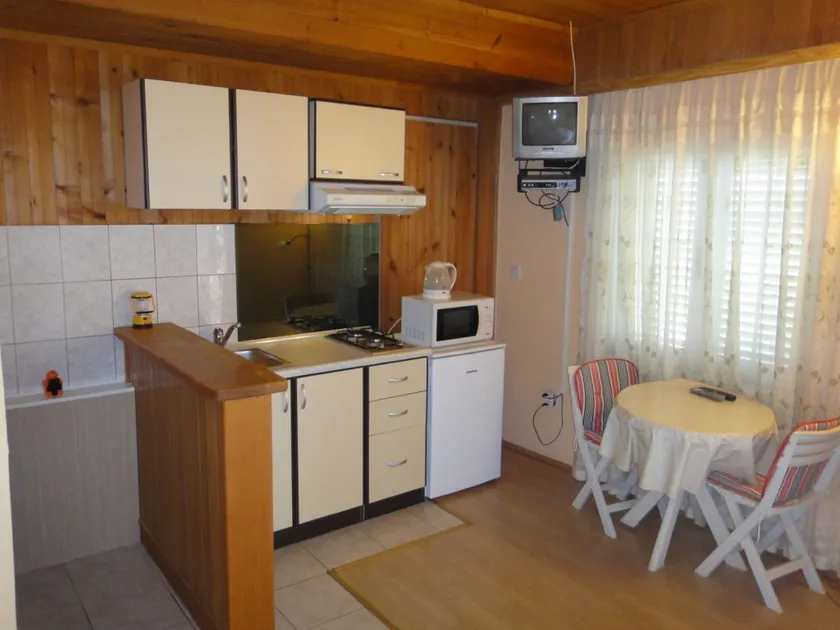 Seafront Apartments Pretner - Image 1