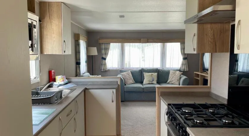 Gorgeous 2 Bed Caravan in South Cerney - Image 1