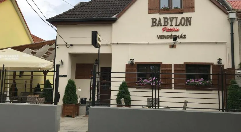 Babylon Pizzéria Vendégház - Image 1