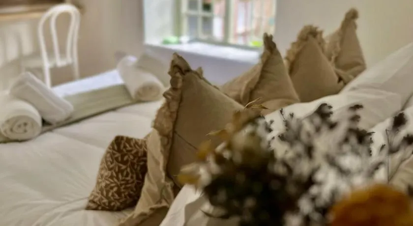 Posh Little Cottage - Image 1