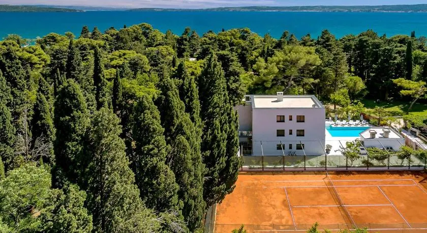 Luxury Villa Velvet Bourbon Split with pool, tennis court & spa - Image 1