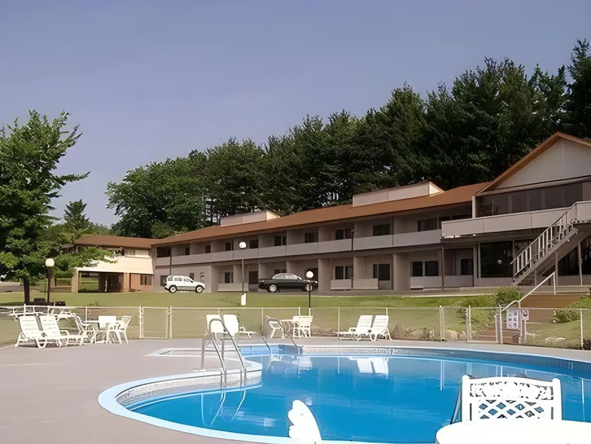 Campus Inn Baraboo - Image 1