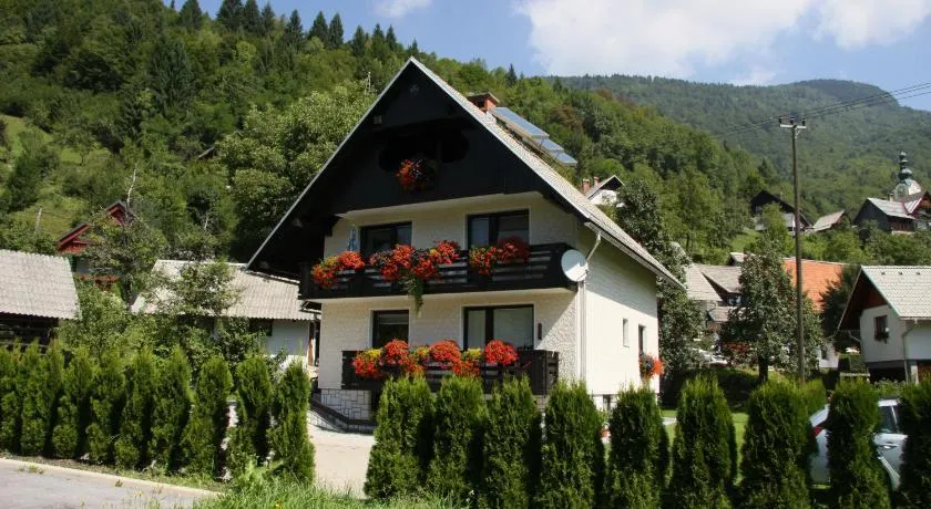Apartments & Rooms Stare - Image 1