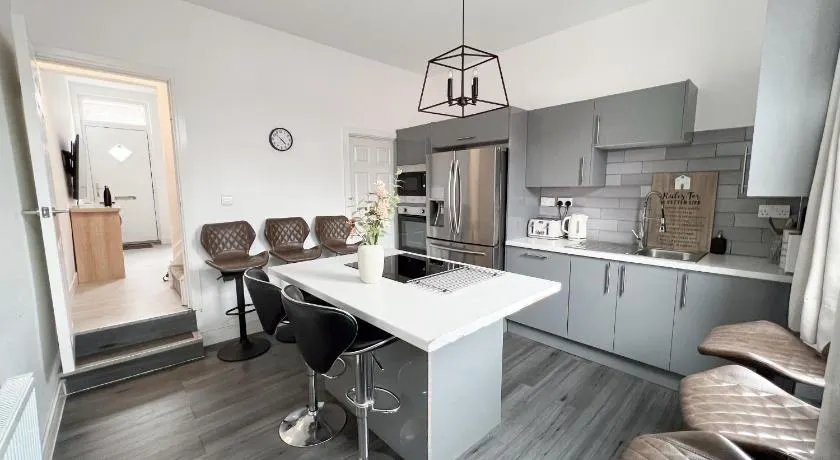 Modern 4 Bed En-suite House in Leeds - Free parking - Image 1