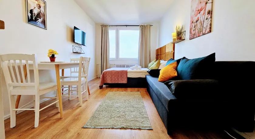 LIVE-INN PRAGUE DELUXE SUITE FOR 1-4 GUESTS, 20 Mins to center, Lift, Gym, Reception, Parking, Roof Terrace, Game & Party - Image 1