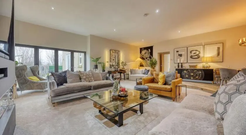 Beautiful 4 Bed Sandstone Farmhouse - Image 1