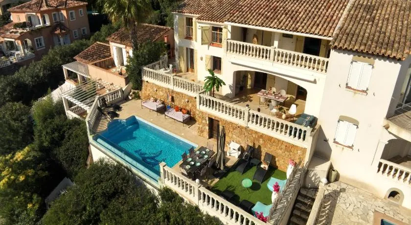 Chambre avec piscine, jacuzzi, vue mer et montagne, plage à pied - Image 1