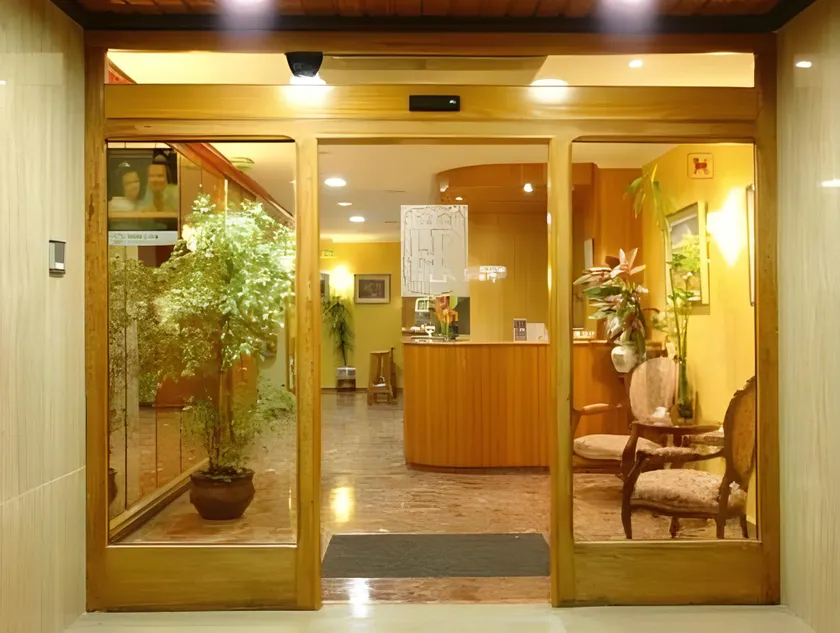 Hotel Avenida Plaza - Image 1