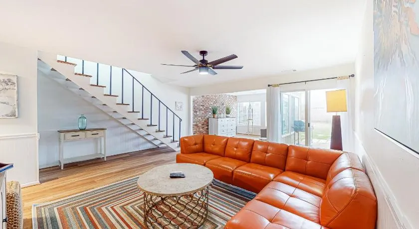 Updated townhome with grassy yard grill open layout W&D & AC - Image 1