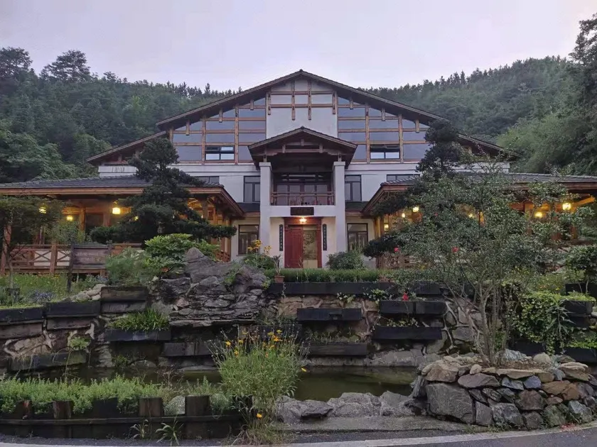 Danfeng Hotel - Image 1