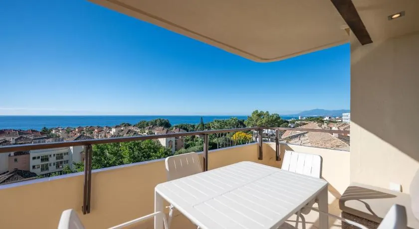 Apartamento en Elviria con vistas al mar - Image 1