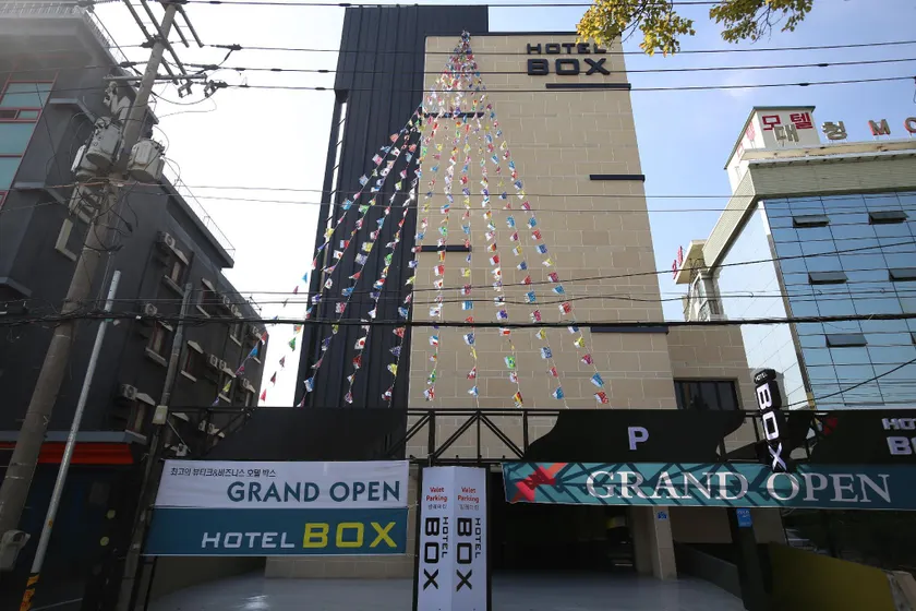Box Hotel - Image 1