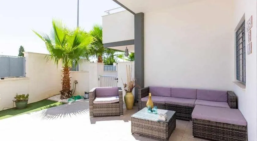Bungalow Pink garden - Image 1