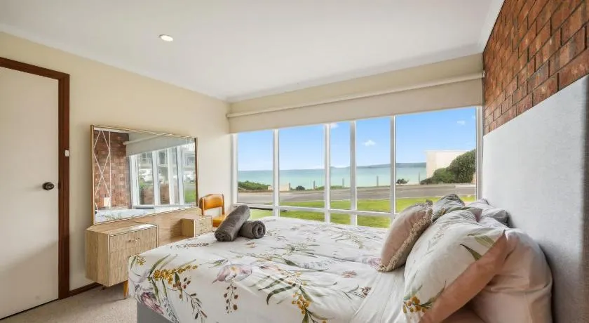 \"Southern Sands\" Port Elliot Beachfront Apartment - Image 1