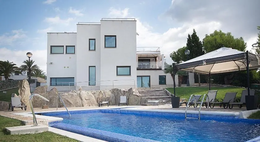 TarracoHomes, TH52 Villa Lighthouse con Piscina Privada, Terraza, y Vistas al Mar - Image 1
